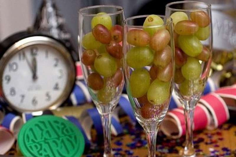 Las Doce Uvas de la Suerte: The 12 Grapes of Luck