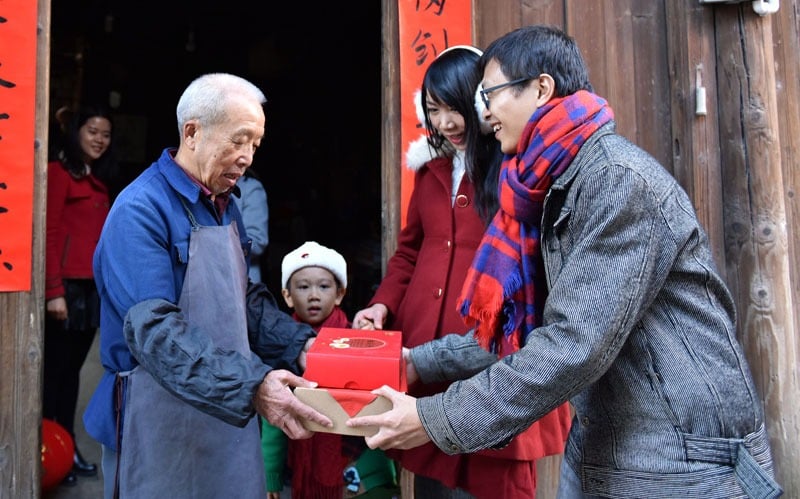 Chinese New Year Gift Giving Etiquette